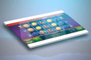 Una slot machine online con simboli frutta su un tablet.